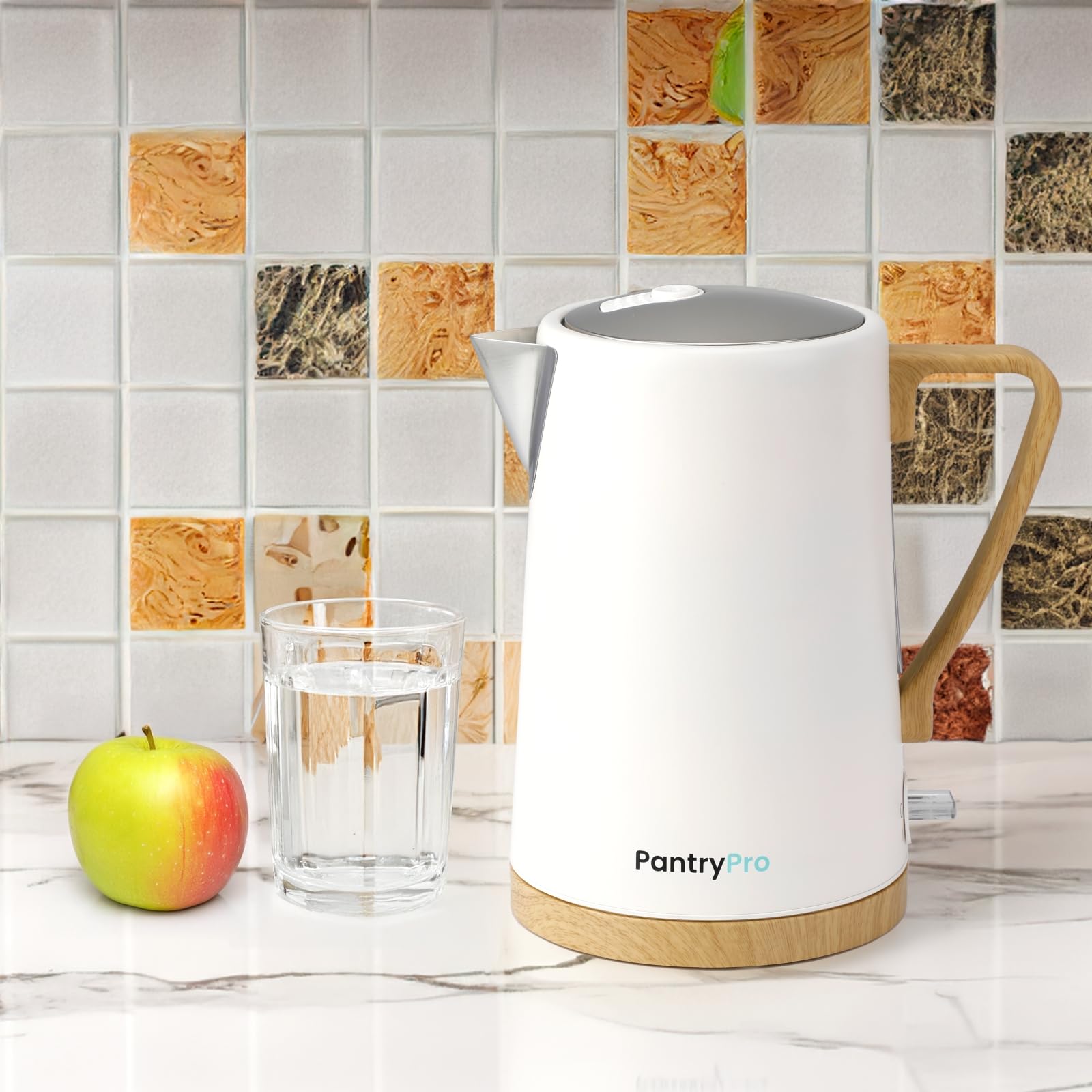 Capacidad de 1.7 L, ideal para varias tazas.