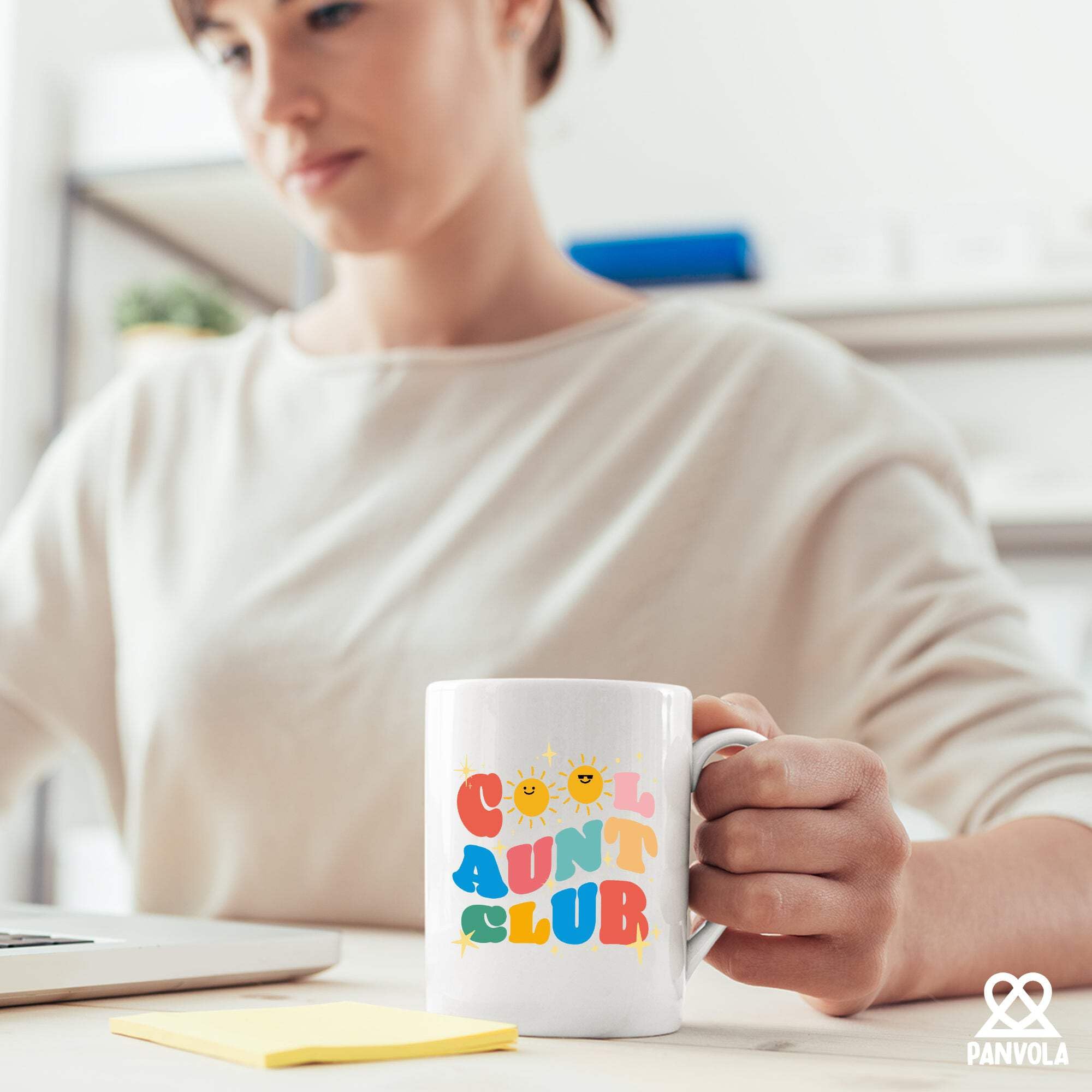 Arte vibrante en Panvola Cool Aunt Club 11oz, diseño destacado