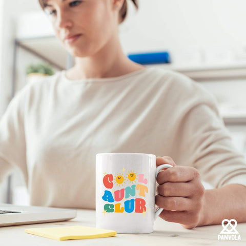 Arte vibrante en Panvola Cool Aunt Club 11oz, diseño destacado