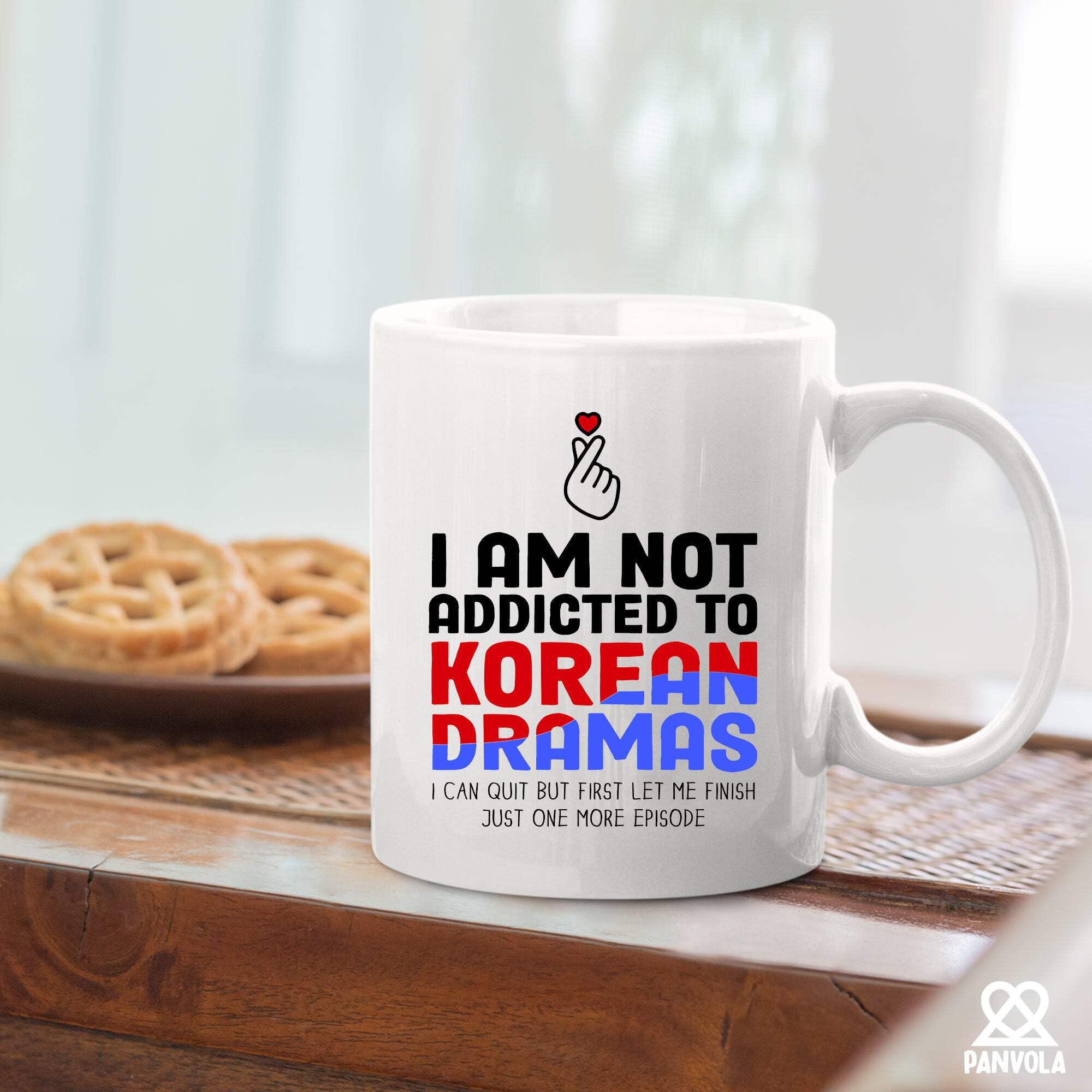 Taza Panvola con acabado brillante y color vibrante para uso diario.
