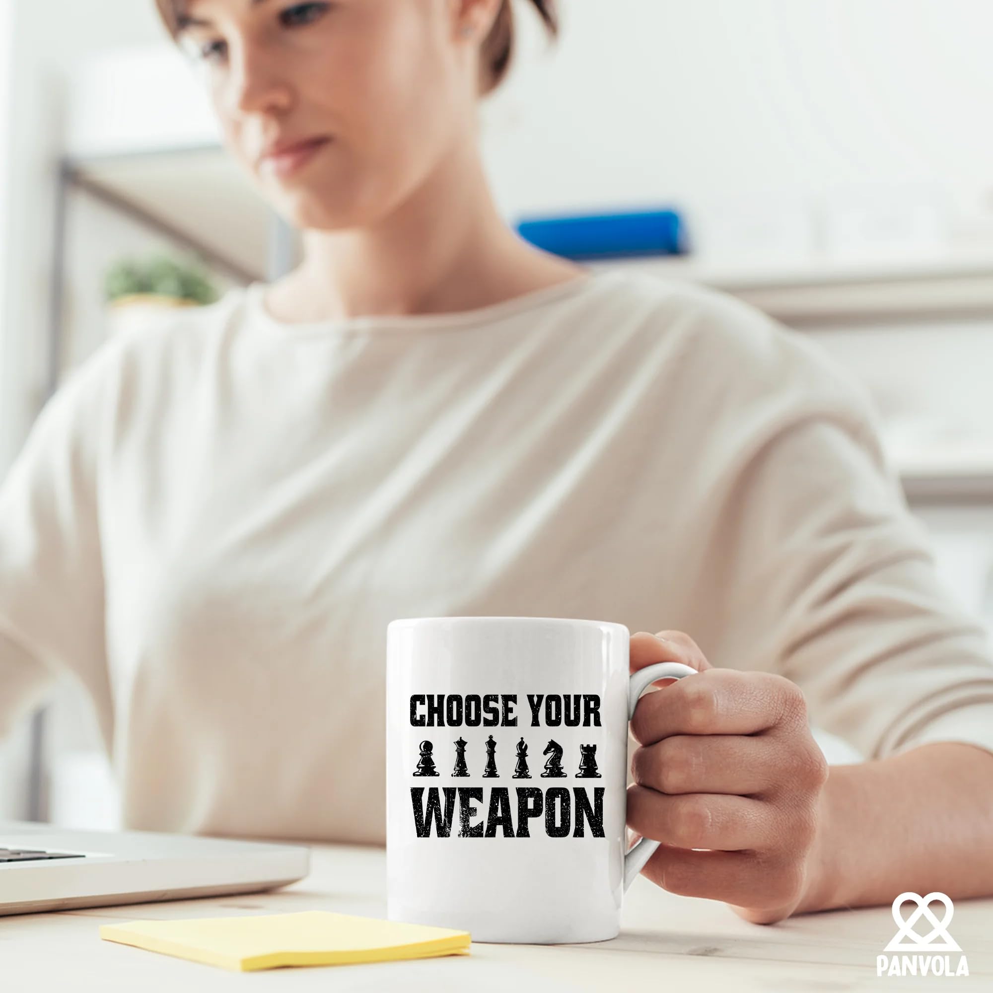 Taza ceramica Panvola Elige tu arma, regalo ideal para fanaticos del ajedrez.