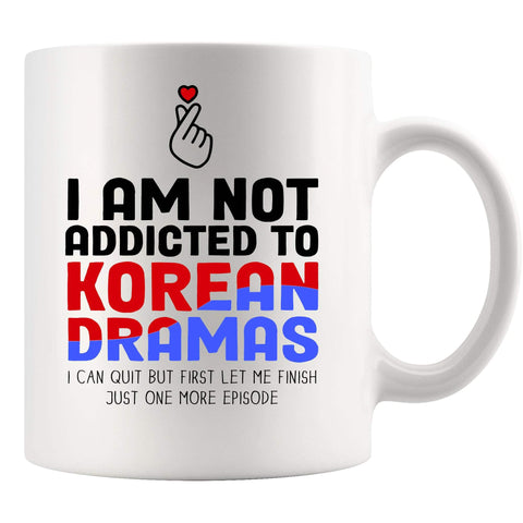 Taza Panvola con frase divertida sobre dramas coreanos, ideal para empezar el día.