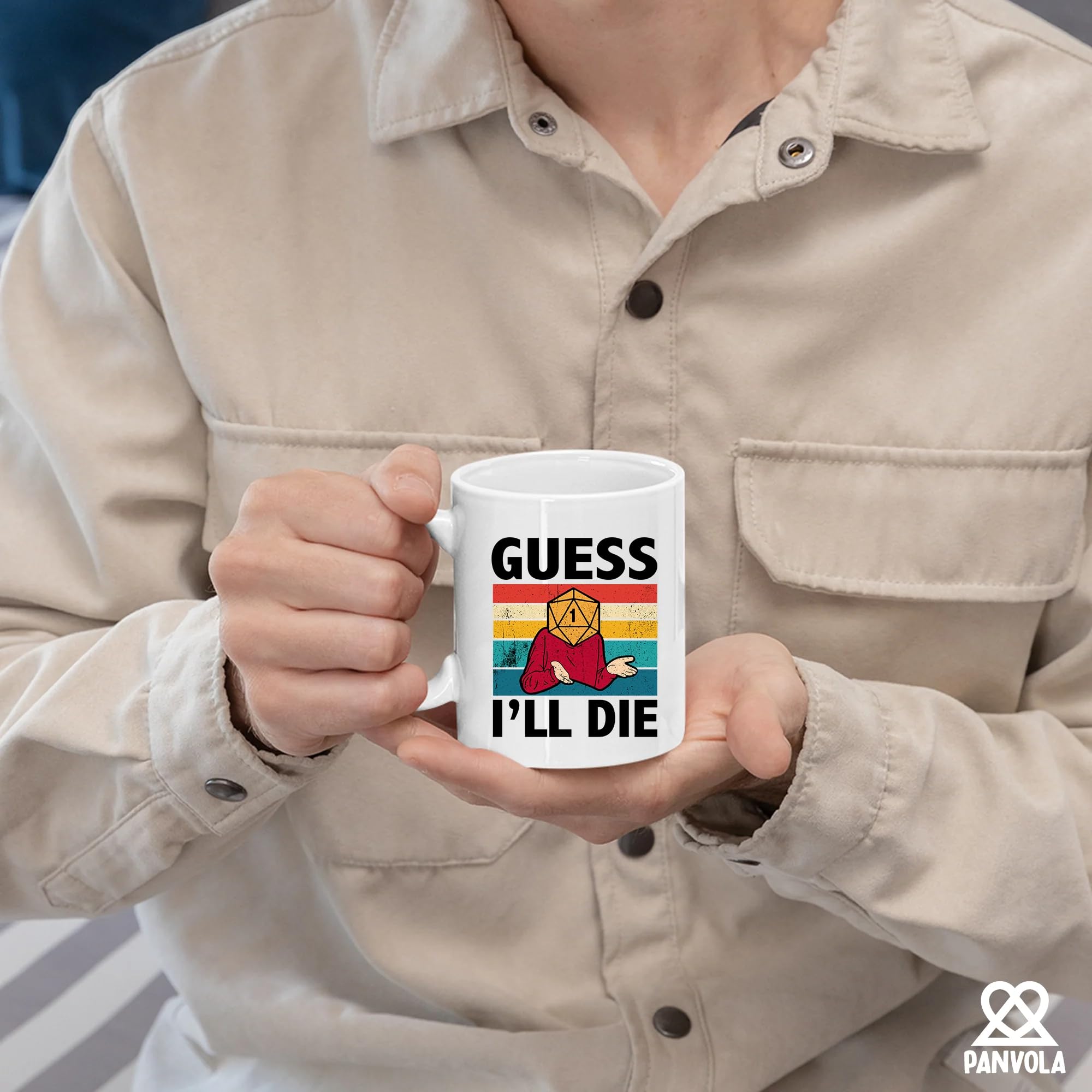 Panvola taza gamer, enfoque en mano derecha, legible para diestros