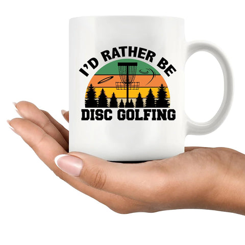 Taza Panvola para golf de disco en escena de café, ideal para recrear la pausa.