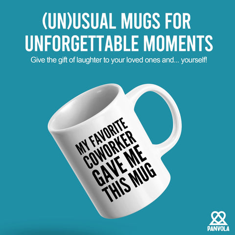 Taza Panvola con frase divertida, vista frontal, ideal como regalo de oficina.