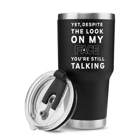 Panvola vaso termico con frase sarcástica en frente, ideal como regalo divertido para colegas.