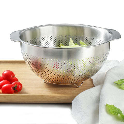 Paoli Microwell 5QT, frente del colador, ideal para escurrir pasta sin salpicaduras.
