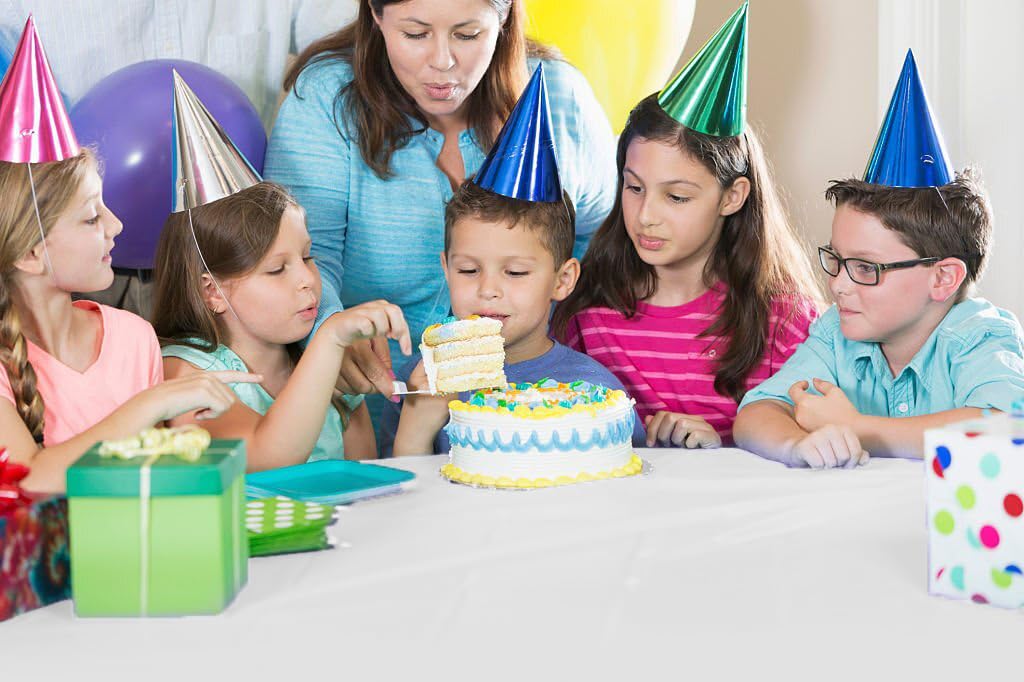 Mantel plástico blanco compatible con varios tamaños de mesa