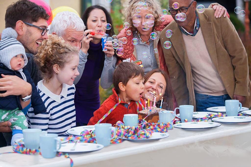 Party Solids protege la superficie de mesa con transparencia y durabilidad