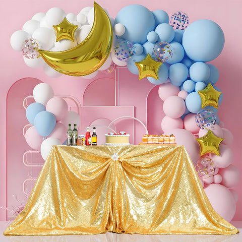 Vista de conjunto: mantel dorado PartyDelight en mesa de recepción