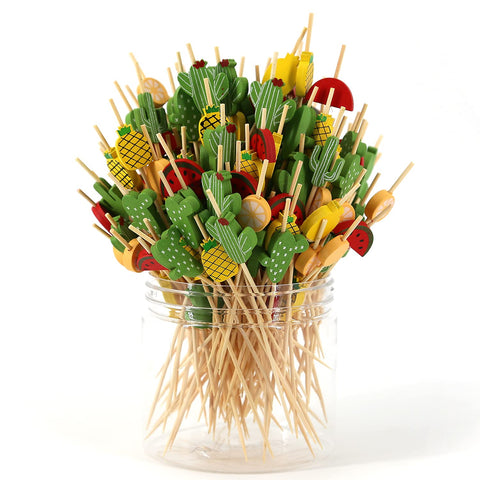Palillos PARTYHIPPO de bambú decoran frutas tropicales en coctel