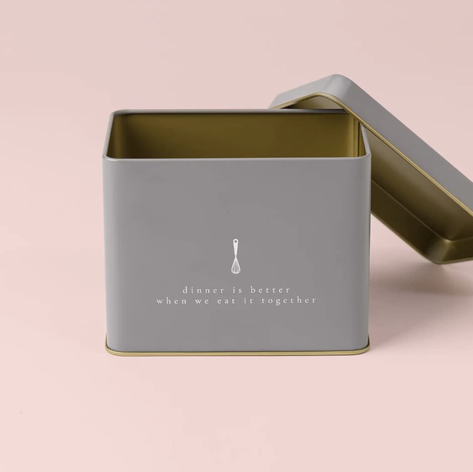 Passionate Penny Pincher Lata de Recetas Gris con diseño de batidor impreso para un toque decorativo.