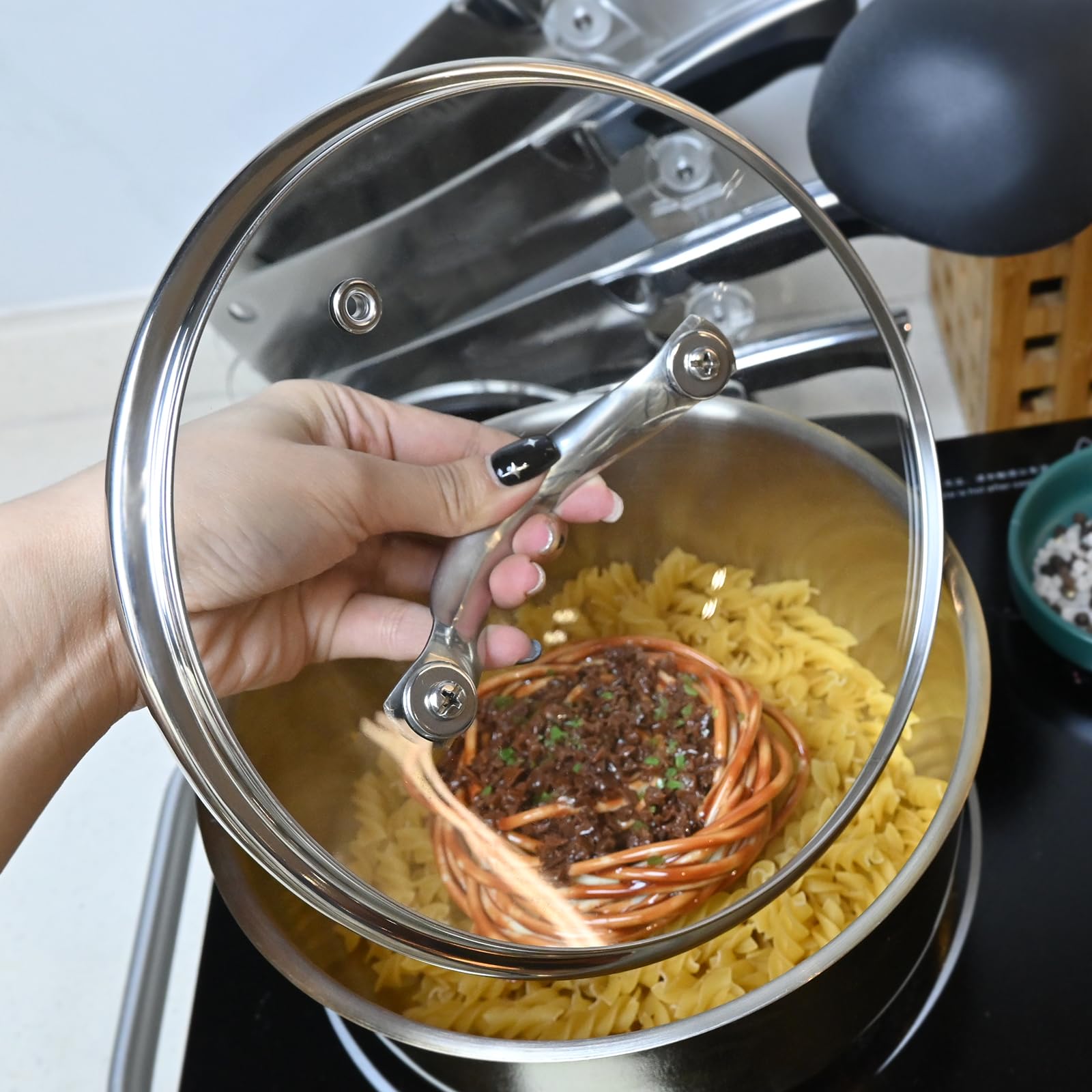 Pastlla tapa versátil para sartenes, wok y ollas pequeñas con limpieza sencilla.