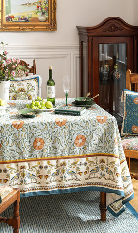 Patdrea mantel floral-azul, textura suave para cenas familiares.