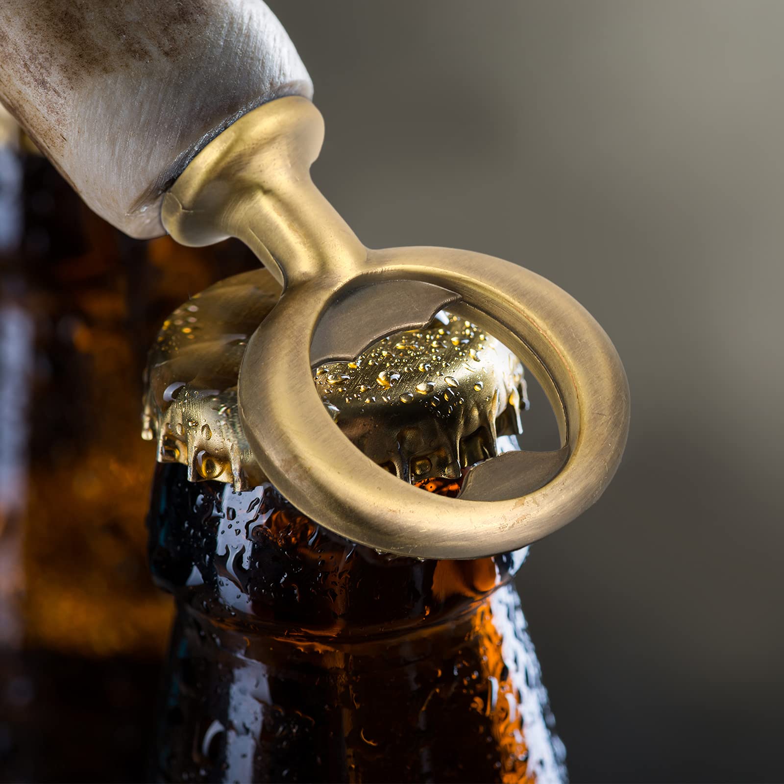 Patelai abrebotellas inserto metal dorado con patina, aspecto artesanal.