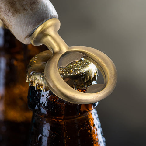 Patelai abrebotellas inserto metal dorado con patina, aspecto artesanal.