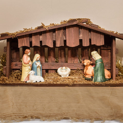 Patelai adornos de Natividad complementan la escena con realismo artesanal.