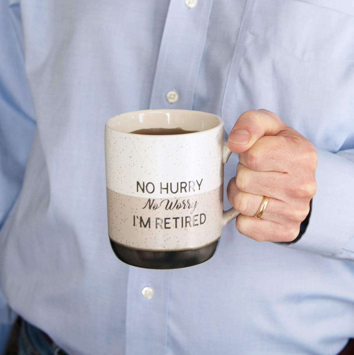 Taza Pavilion detalle de frase impresa, ideal regalo para jubilado.