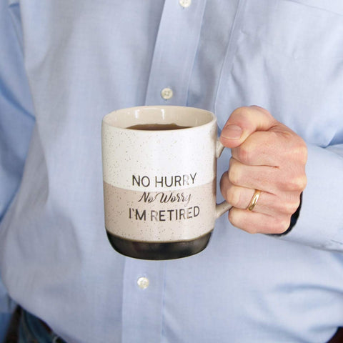 Taza Pavilion detalle de frase impresa, ideal regalo para jubilado.