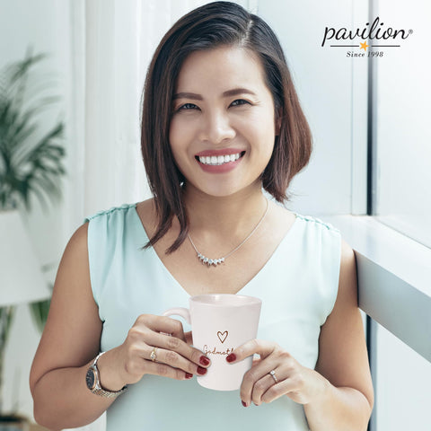 Taza Pavilion Madrina crema 15 oz en uso diario de café o té.