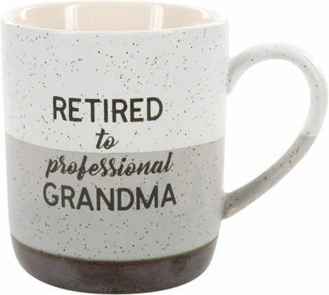 Taza Pavilion Jubilada para Abuela Profesional, vista frontal, ritual de café matutino.