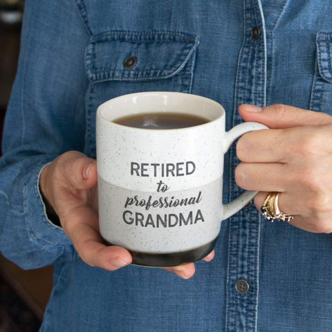 Taza Pavilion Jubilada para Abuela Profesional, vista lateral con caja, regalo listo para entregar.