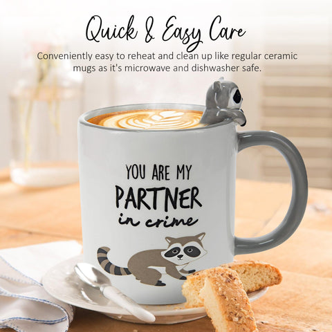 Taza Pavilion Mapache Gris regalo ideal para parejas o amigos que comparten café.