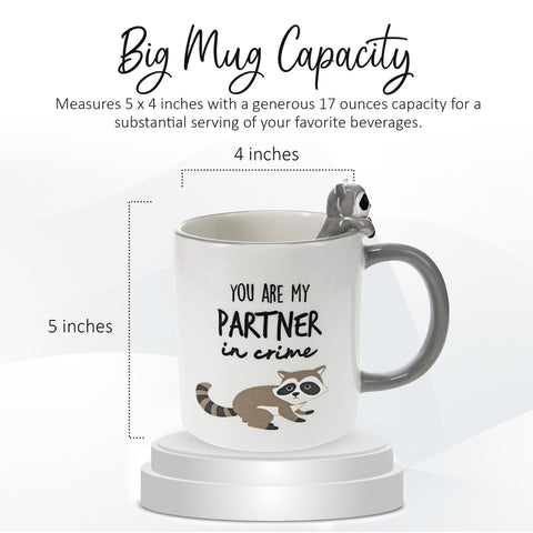Taza Pavilion Mapache Gris vista superior, muestra el borde y el grabado frontal.