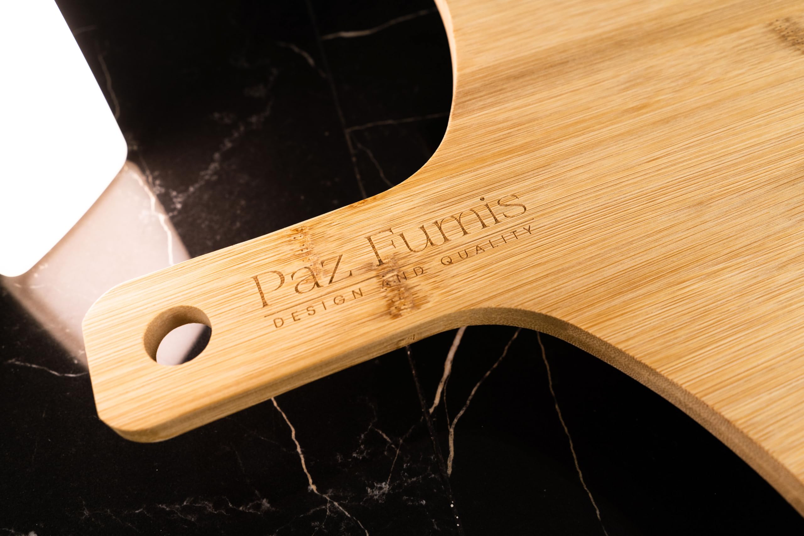 Paz Fumis presentación de pizza en plato de quesos con estilo.