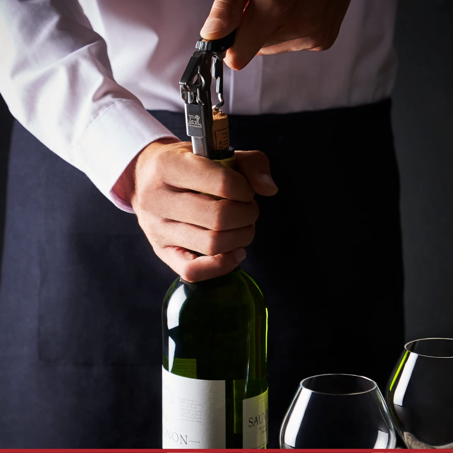 Peugeot Clavelin Sommelier, cortador de lámina incluido, facilita retirar el sello al abrir la botella.