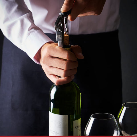 Peugeot Clavelin Sommelier, cortador de lámina incluido, facilita retirar el sello al abrir la botella.