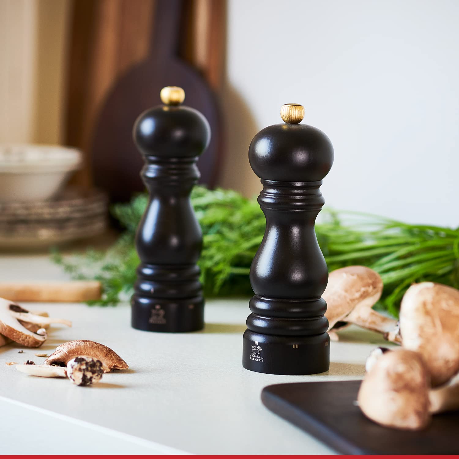 Diseño francés atemporal, ideal para cocinas modernas y comedores.