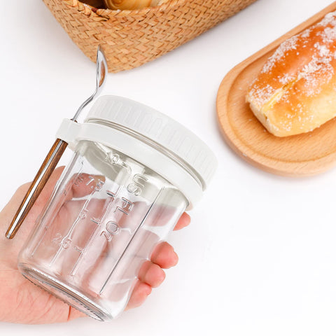 Despensa organizada con PFUM frascos de avena nocturna para alimentos secos.
