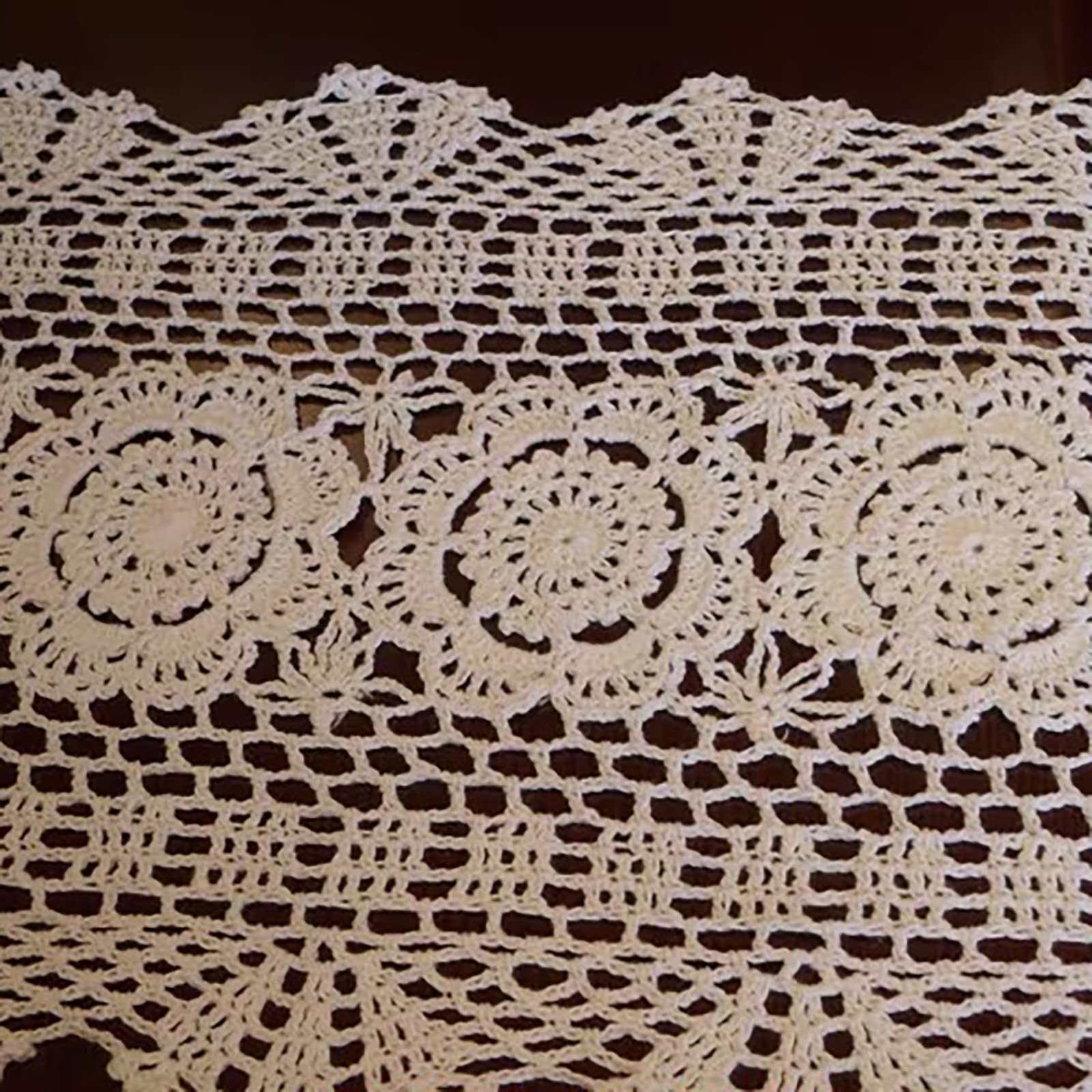 Phantomon crochet beige con bordes protege la superficie de la mesa.