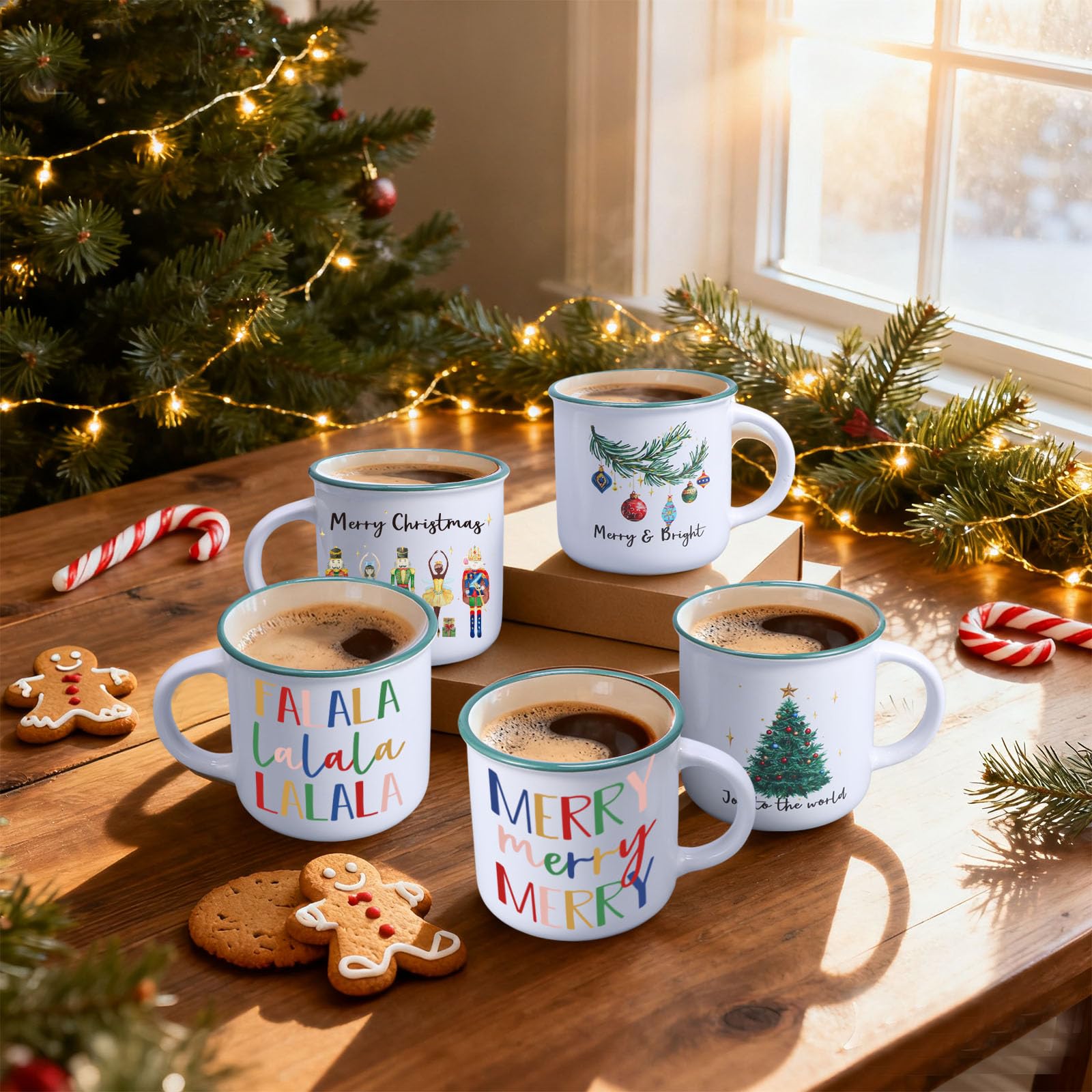 Taza Pickmesh con adornos navideños, ideal para té caliente durante la fiesta.