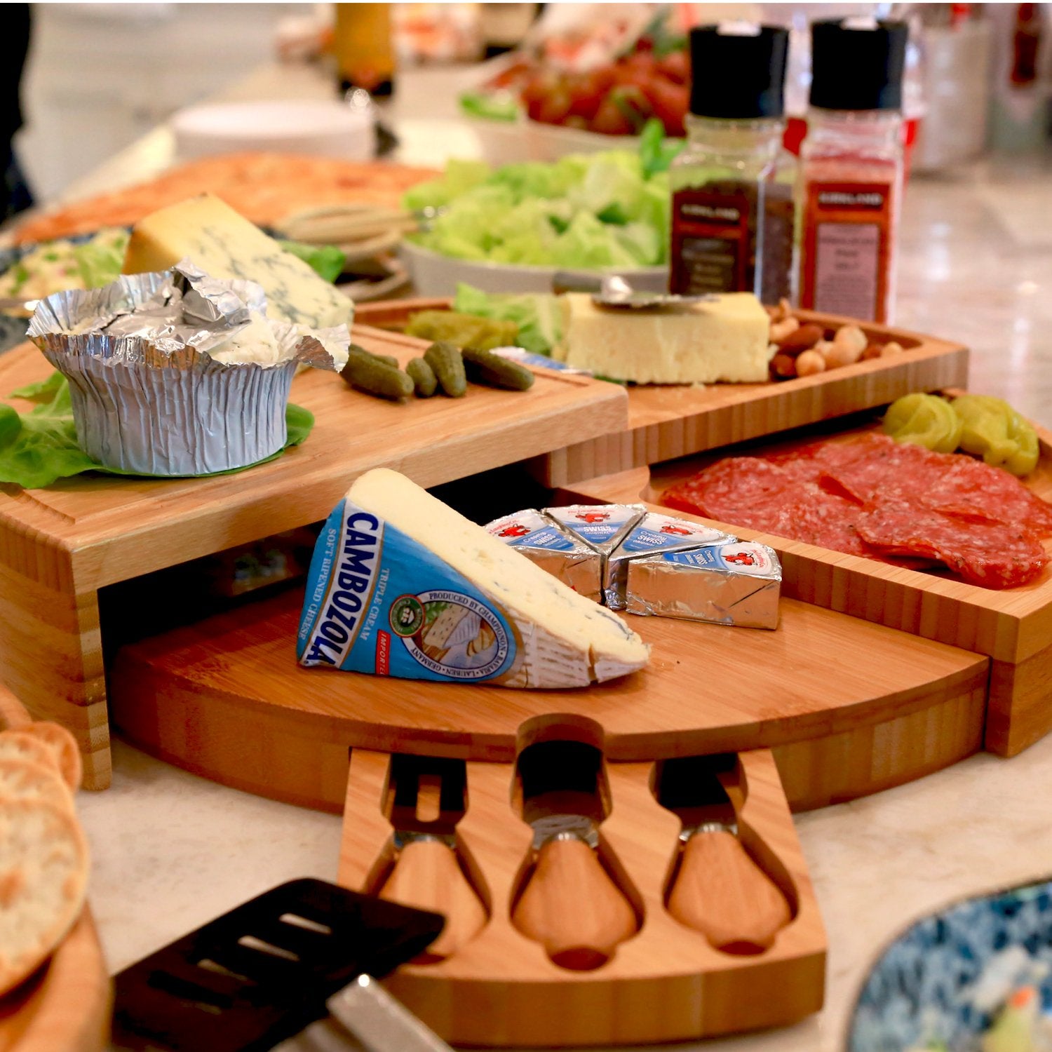 Tabla Picnic at Ascot lista para servir en casa o al aire libre