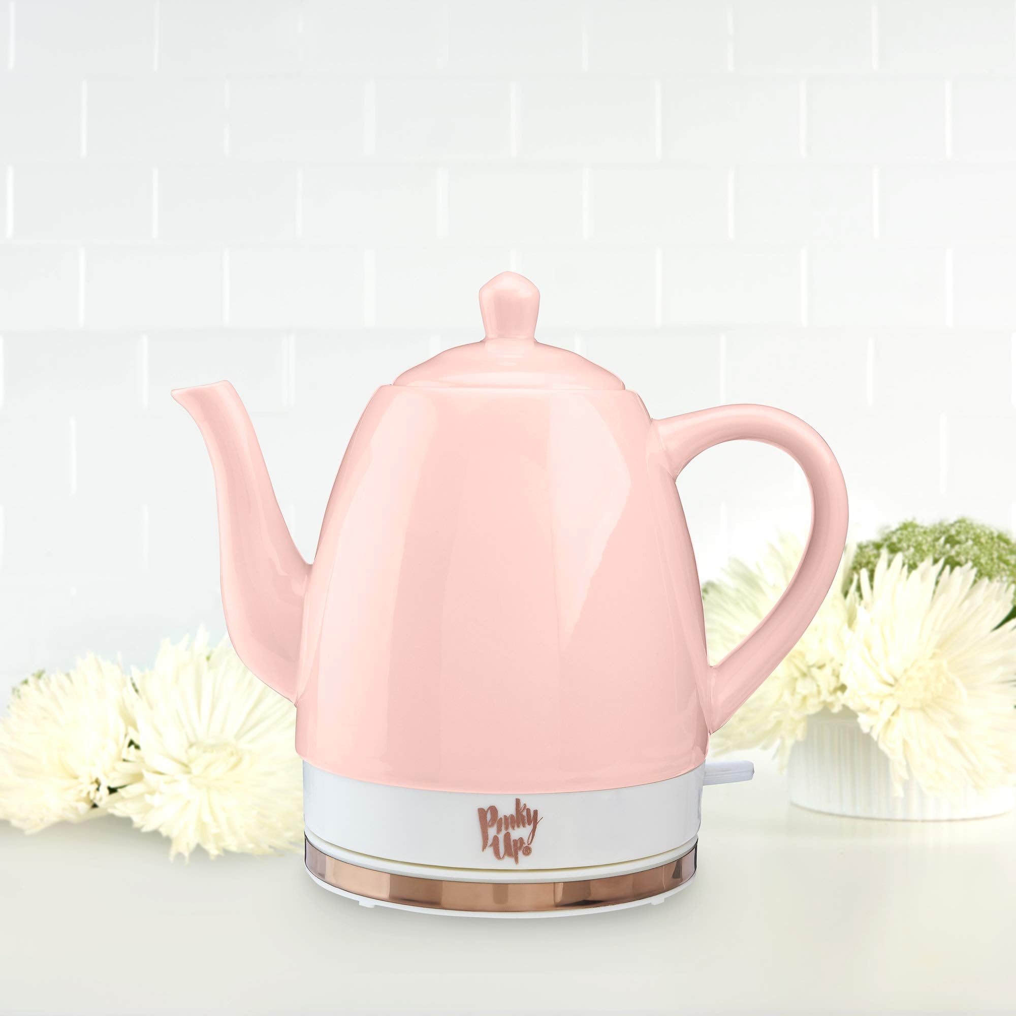Verter agua con Pinky Up Noelle, ideal para té y café