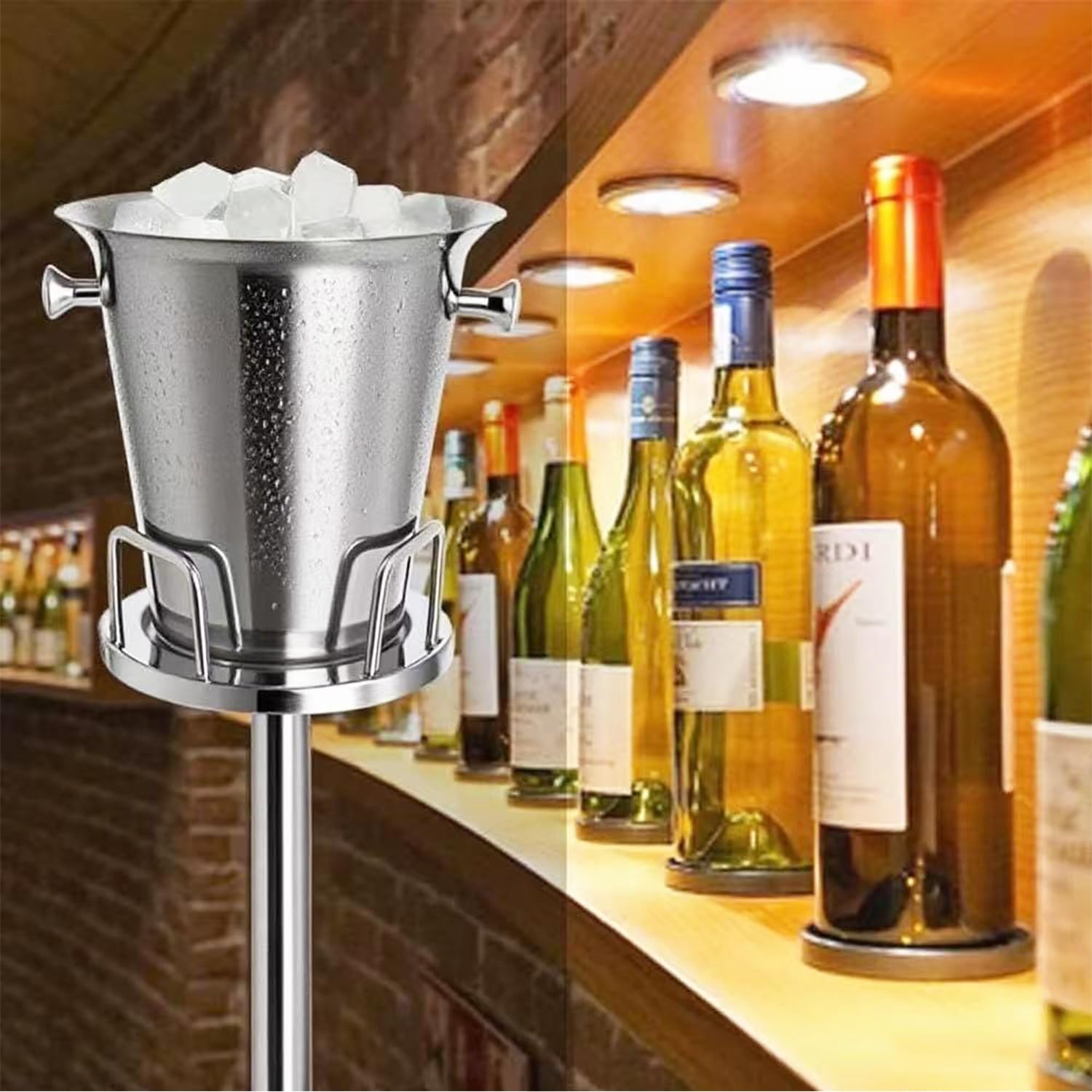 Pioplex cubo vino dorado en soporte mantiene el vino frío para brindis.