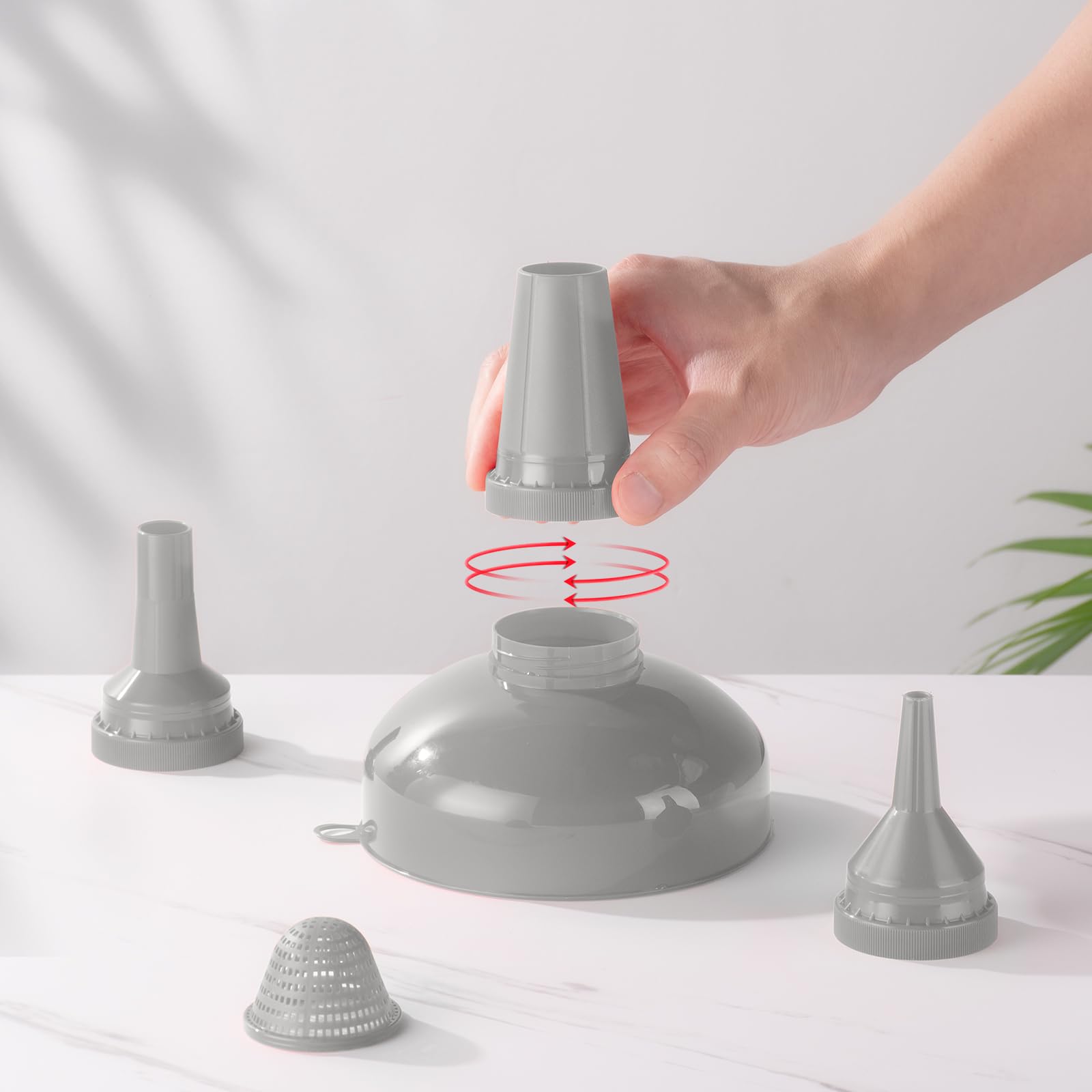 Embudo Pisol con pico ajustable para diferentes bocas.