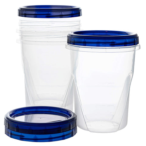 Contenedor PLASTICPRO con fondo transparente y tapa azul, uso para almacenamiento de porciones