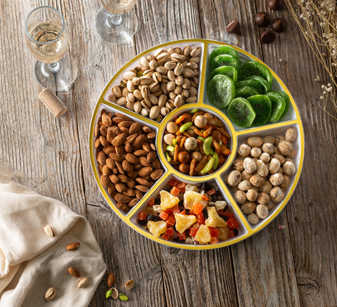 Plasticpro plato dividido para snacks, ideal para picoteos en reuniones.