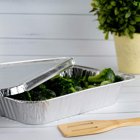 PLASTICPRO presentación profesional en bandejas plateadas, ideal para catering, buffets y eventos.