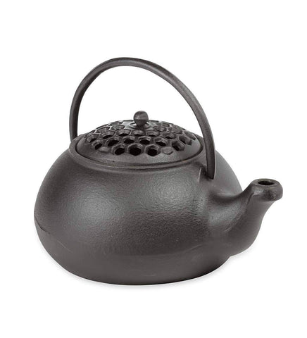Hervidor de panales de madera de Plow & Hearth en estufa, humidifica suavemente el ambiente.