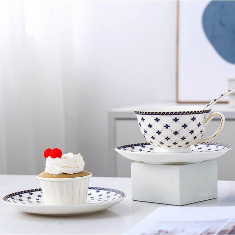 Porlien Juego tazas y platillos de porcelana con acabado dorado.
