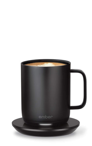 Ember posavasos cargador 2 en escritorio, ideal para uso continuo sin interrupciones.