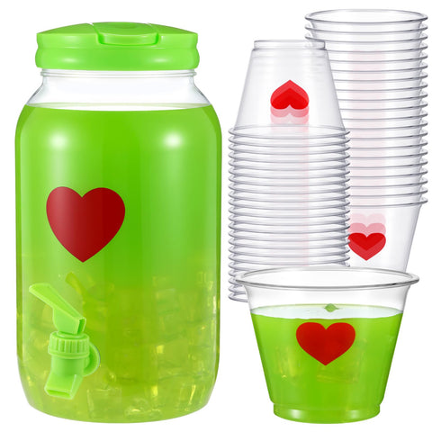 Potchen vasos plásticos con corazones rojos, perfectos para brindis festivos.