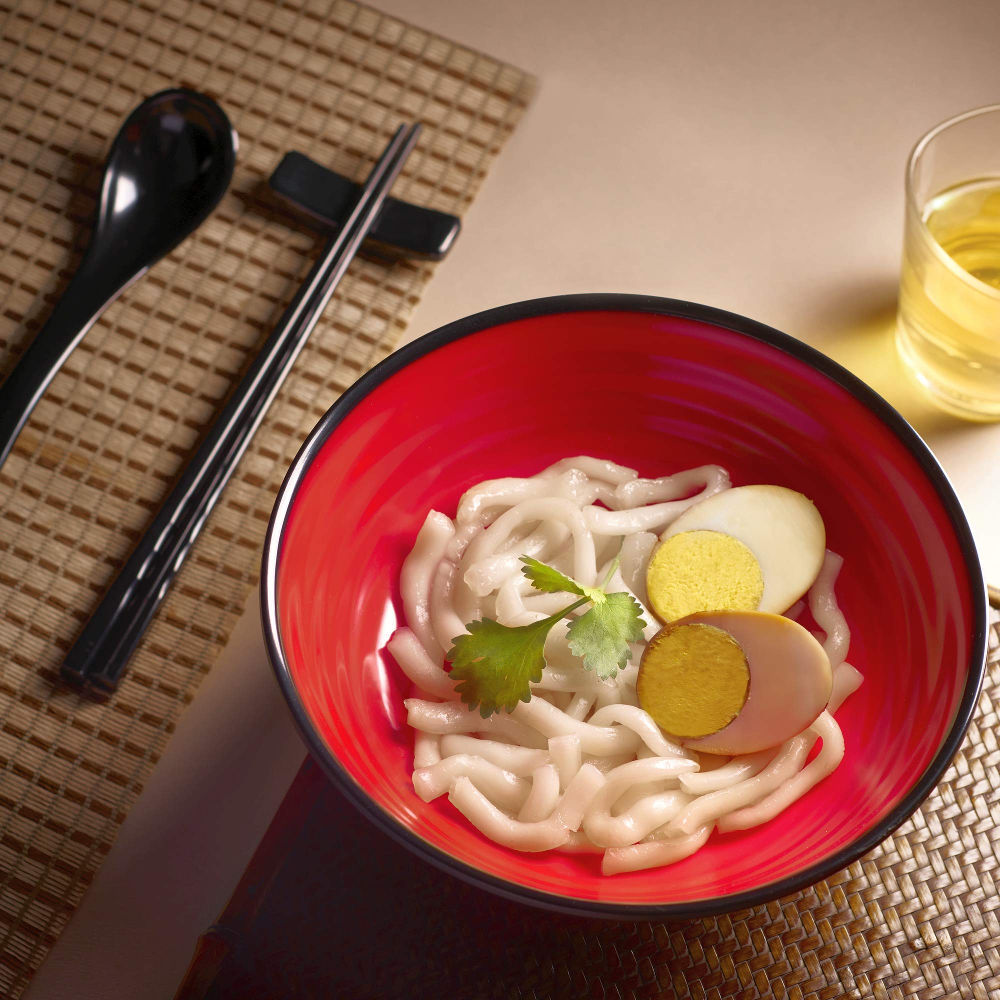 Practimondo presentación de ramen set para mesa elegante.