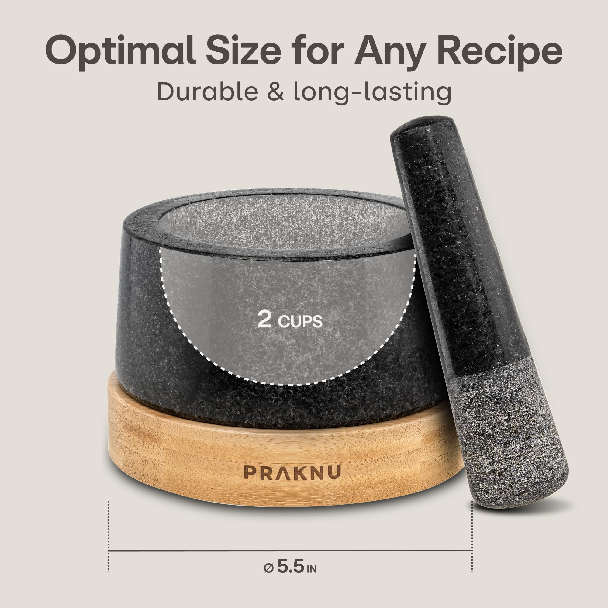 Praknu mortero-pilon guacamole en tazón listo para servir.