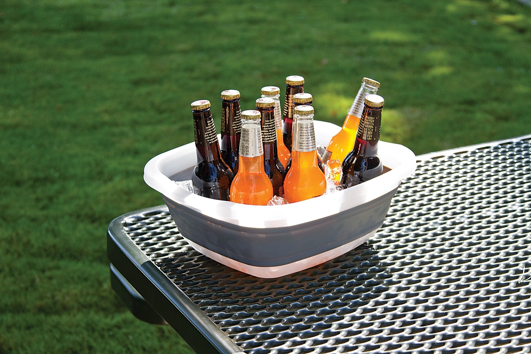 Balde plegable PrepWorks en uso interior y exterior.