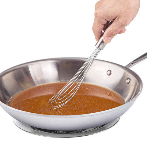 Batidor grueso PrepWorks para mezclar salsas en olla, logrando texturas suaves.